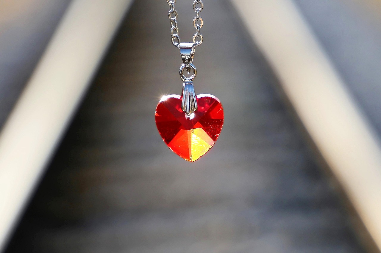 red-heart-medallion-3523612_1280